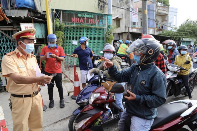 Người dân có trách nhiệm trong việc phát hiện các hành vi giả danh Công an nhân dân. Ảnh: HOÀNG GIANG