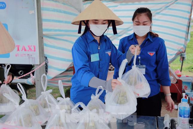 Nguyễn Thị Oanh (bên trái) mang những phần cơm đã chuẩn bị tiếp sức tuyến đầu chống dịch