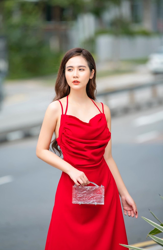 Người đẹp tài năng đã tự mua được nhà tại Hà Nội. Ngoài ra cô nàng cũng thường xuyên xuất hiện với những bộ cánh hàng hiệu, túi xách đến từ nhiều thương hiệu đắt đỏ như Chanel, LV...
