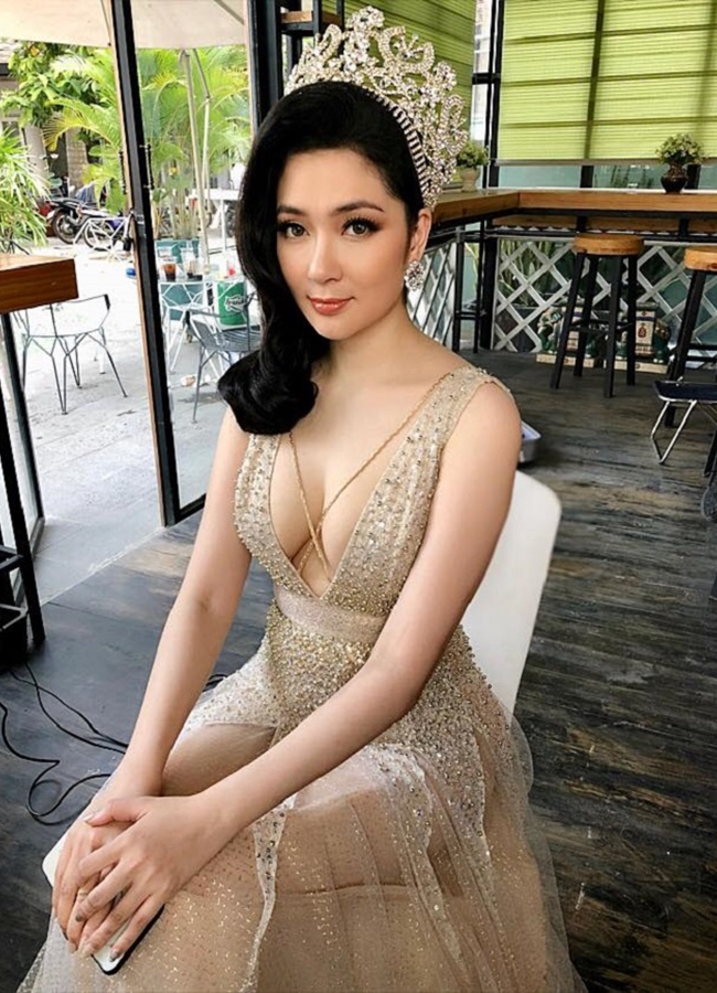 Đăng quang ngôi vị Hoa hậu Việt Nam vào năm 19 tuổi và lọt top 15 Hoa Hậu Thế giới, Nguyễn Thị Huyền được công chúng yêu mến vì hội tụ cả nhan sắc lẫn tài năng.
