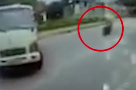 Clip: Phóng vun vút, "biker" lao thẳng xe mô tô vào xe bồn rẽ ngang