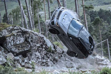 Range Rover Sport SVR bị phá nát không thương tiếc trong cảnh quay phim 007