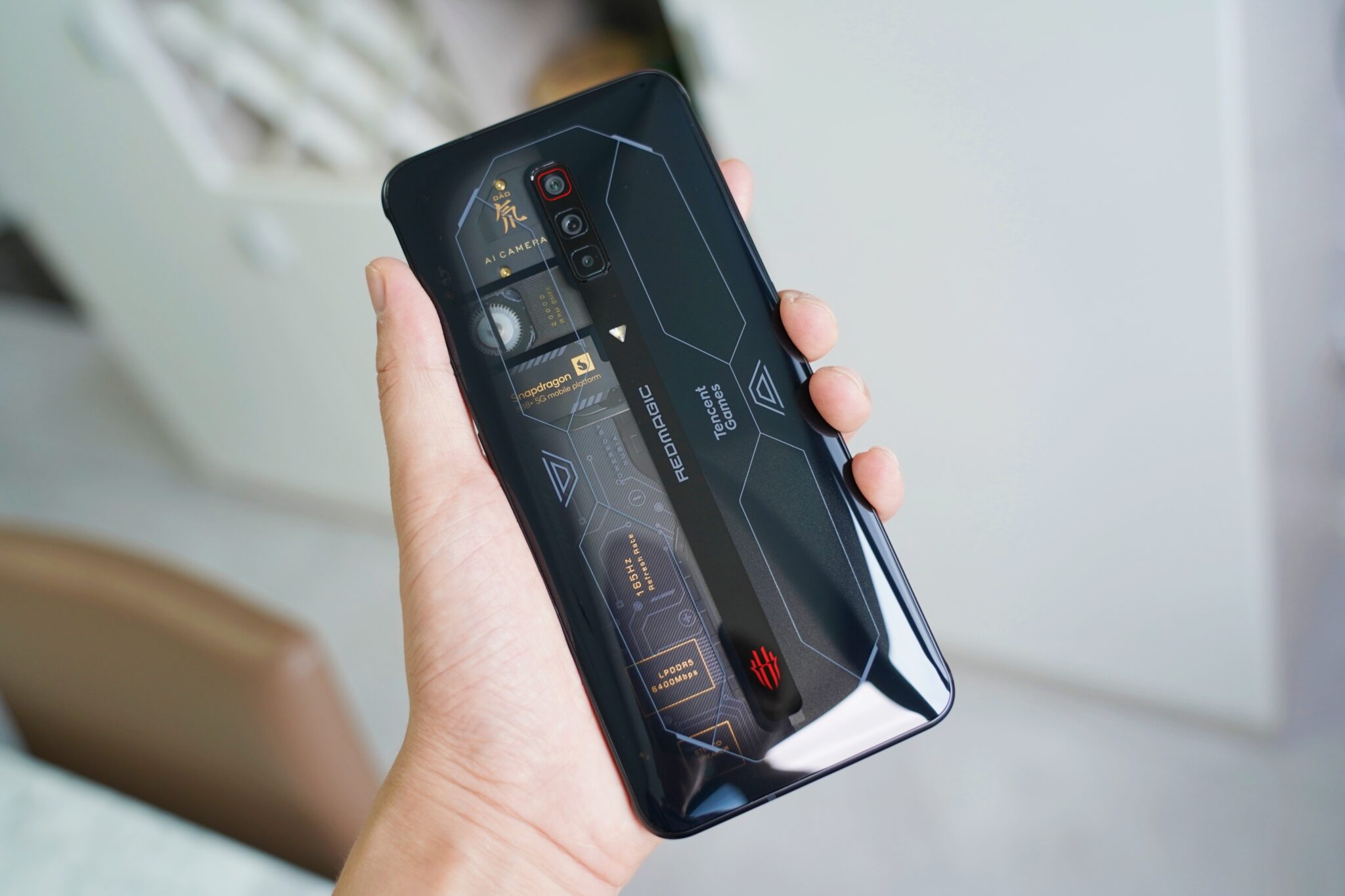 Hai smartphone gaming đỉnh cao khiến bạn quên mất mình đang chơi game trên điện thoại - 2