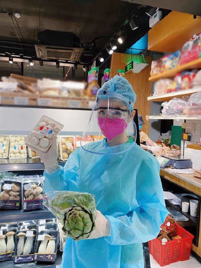 Angela Phương Trinh mặc đồ bảo hộ kín khi đi siêu thị để đảm bảo tiêu chuẩn phòng, chống dịch.
