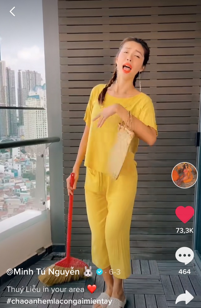 Cô nàng cũng từng diện bộ đồ này để quay video hài hước.
