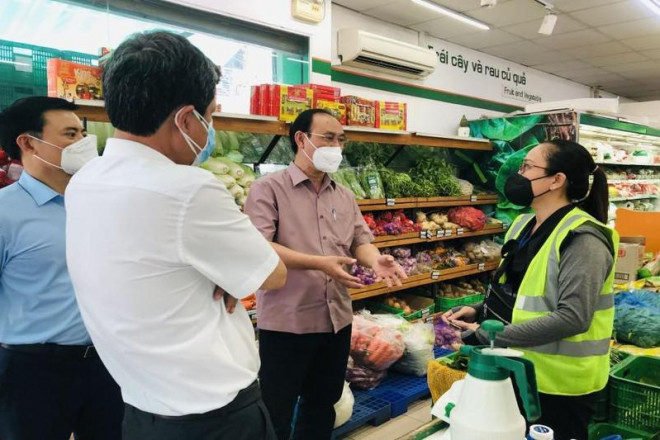 Thứ trưởng Lê Đình Thọ trực tiếp kiểm tra công tác vận chuyển hàng hóa tại các tỉnh phía Nam. Ảnh: MT/VŨ HOA&nbsp;