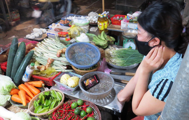 Vắng khách, các tiểu thương chỉ&nbsp;biết xem phim cho đỡ buồn.