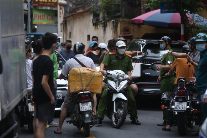 Lực lượng chức năng đưa nam thanh niên về phường để giải quyết