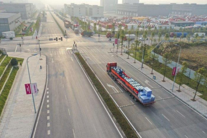Hoạt động vận tải trên đường cao tốc ở Trung Quốc - ảnh Star.