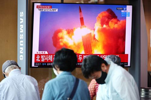 Người dân theo dõi thông tin về vụ phóng tên lửa của Triều Tiên hôm 15-9 ở thủ đô Seoul - Hàn Quốc Ảnh: REUTERS
