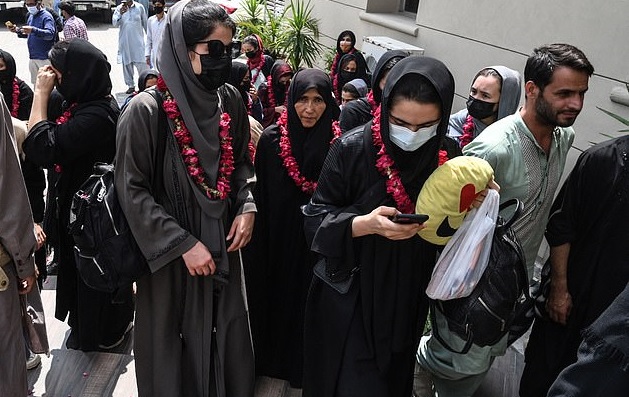 Các cô gái trong đội bóng đá trẻ quốc gia Afghanistan rời quê nhà sang Pakistan.