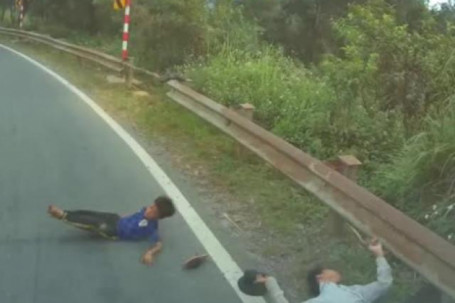 Clip: “Nhanh 1 phút”, ô tô tông lái xe máy và bé trai ngã ngửa, 2 tài xế nhận "mưa" chỉ trích