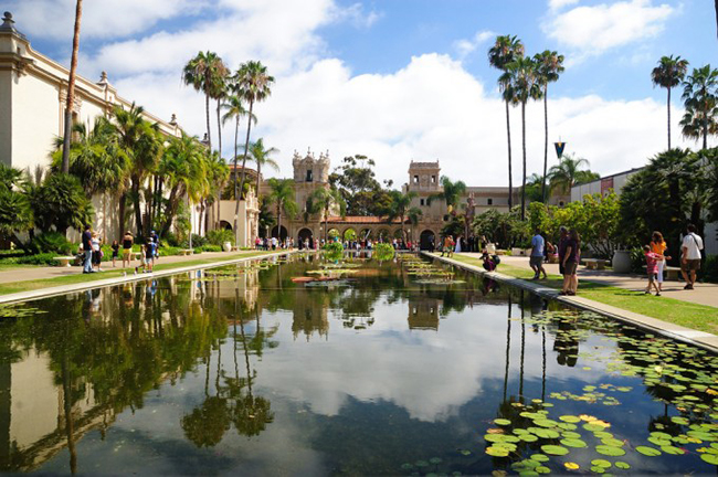 Công viên Balboa, San Diego, Mỹ: Đến Balboa Park sẽ khiến du khách có cảm giác như đang bước vào một thế giới hoàn toàn khác. Ở đây có sở thú San Diego, vườn hoa hồng, đài phun nước tuyệt đẹp, trung tâm biểu diễn nghệ thuật và tháp chuông lát gạch xanh xinh xắn.
