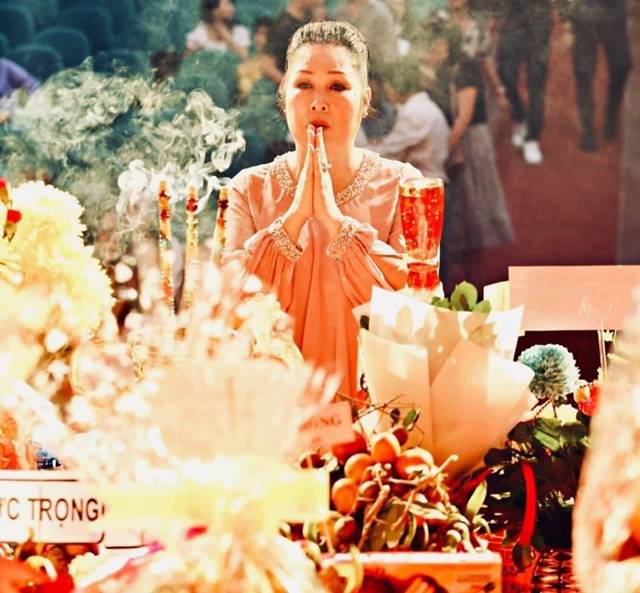 Nghệ sĩ Hồng Vân: "Chưa lúc nào chúng con thấy mình đơn độc như vậy, nhưng may mắn bên cạnh chúng con vẫn còn rất nhiều khán giả yêu thương và ủng hộ chúng con"