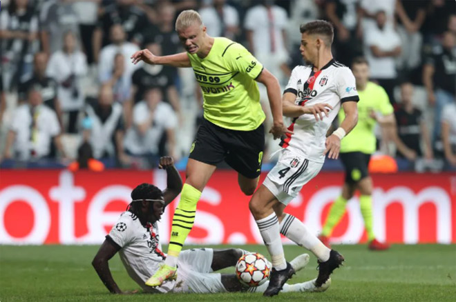 Erling Haaland giữa vòng vây của 2 cầu thủ Besiktas