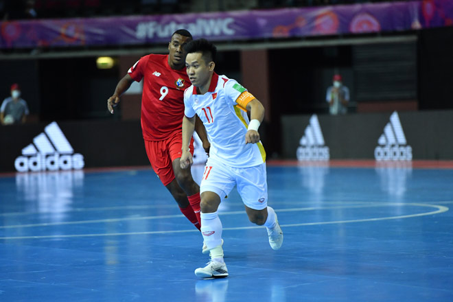 Văn Vũ (số 11) đang chơi khá xông xáo từ đầu trận bên phía ĐT Futsal Việt Nam