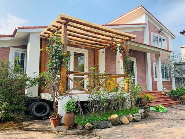 Ngoài ra anh còn có một căn biệt thự nhà vườn rộng 1.300m2 ở ngoại thành Hà Nội làm nơi cho gia đình nghỉ dưỡng.

