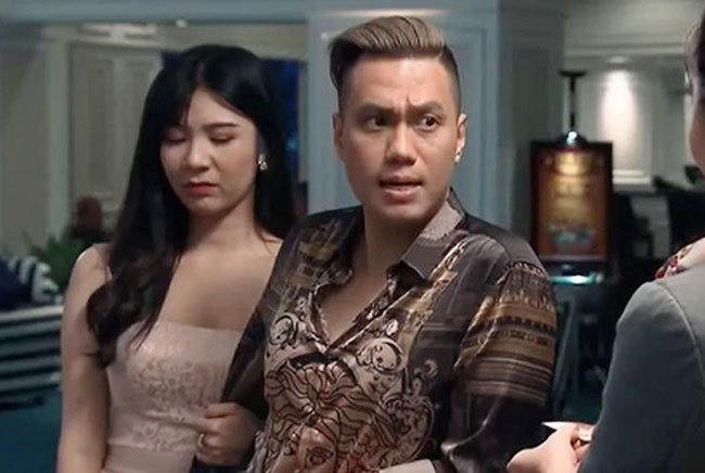 Trong phim "Người phán xử", nhân vật của Việt Anh có quan hệ tình ái "ngoài luồng" cùng Vân Điệp (Thanh Bi đóng). Nhờ vai phụ này, hot girl Thanh Bi được nhiều người biết tới.
