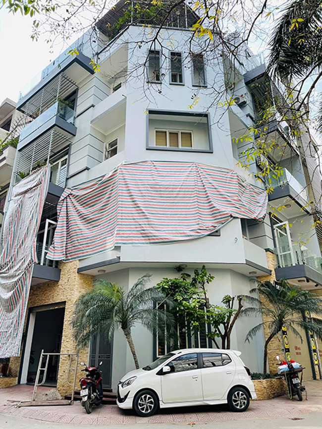 Sau 10 năm sinh sống tại ngôi nhà 5 tầng ở Hà Nội với tổng diện tích 600 m2, vợ chồng Hồng Đăng đã bắt tay vào cải tạo tầng 2 của nhà 3 mặt tiền để phù hợp hơn với nhu cầu sử dụng.
