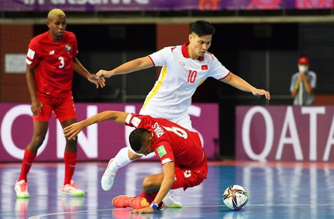 ĐT Futsal Việt Nam (áo trắng) đang chơi rất hay khi đối đầu ĐT Futsal Panama