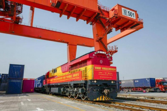 Hàng hóa được vận chuyển đến Trùng Khánh bằng các xe tải chở container sau đó được đưa lên tàu hỏa và chuyển tới châu Âu.