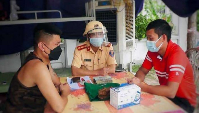 Anh Trần Đăng Hải và anh Nguyễn Huy Phúc tại chốt công an bàn giao số tiền "nhặt được, trả lại người đánh mất"