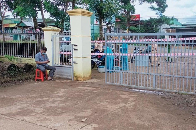 Cổng trụ sở Công an xã Quảng Sơn được phong tỏa để phòng chống dịch bệnh COVID-19. Ảnh D.P
