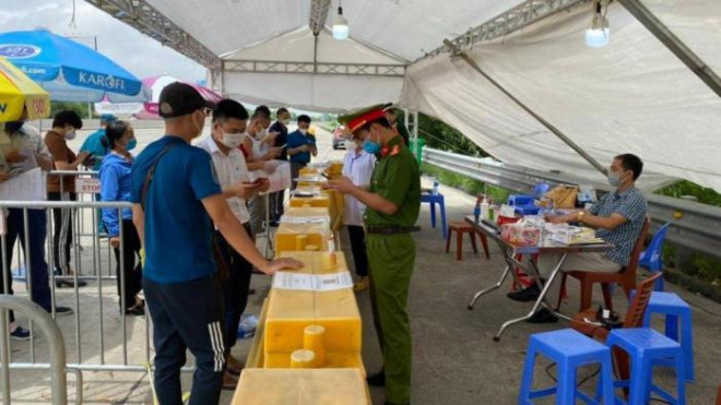 Người điều khiển phương tiện lưu thông từ các tỉnh làm thủ tục qua Chốt kiểm soát số 8 trên cao tốc Hà Nội - Hải Phòng để vào Hà Nội