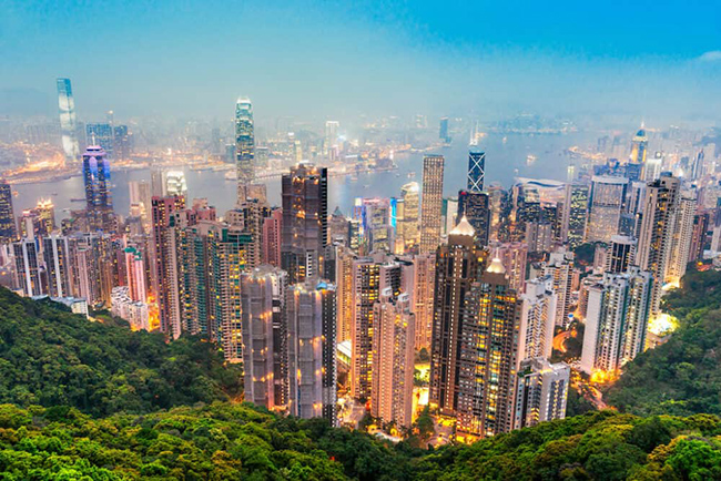 Đỉnh Victoria: Ngay khi du khách đặt chân lên The Peak hay còn được gọi là đỉnh Victoria, bạn sẽ thấy ấn tượng trước đường chân trời nổi tiếng thế giới của Hồng Kông. Với độ cao 554m, đây là ngọn đồi cao nhất Hồng Kông.
