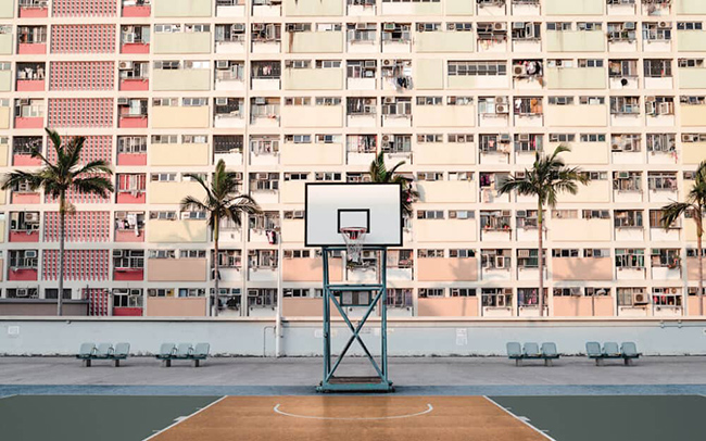 Sân bóng rổ Choi Hung Estate: Sân bóng rổ Choi Hung Estate đã trở nên nổi tiếng trên mạng xã hội nhờ khung cảnh vui tươi, đầy màu sắc. Sân bóng rổ này mang đến trải nghiệm thị giác cho những người sành kiến ​​trúc. 
