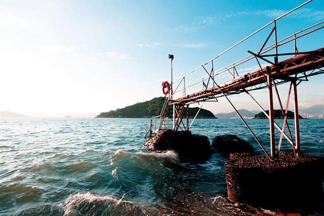 Bãi tắm Sai Wan: Vào những năm 1990, những lán bơi công cộng đã được xây dựng dọc theo đường bờ biển của Hồng Kông, tạo cơ hội cho người dân địa phương tận hưởng thời gian thư giãn. Ngày nay, bãi tắm Sai Wan vẫn còn sót lại và du khách có thể bơi lội ngoài trời trong khung cảnh tuyệt đẹp.
