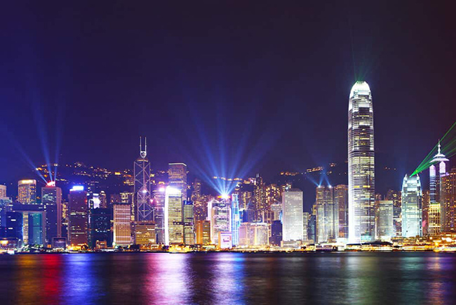 Symphony of Lights: Không chỉ là một điểm đến, Hong Kong’s Symphony of Lights còn là một buổi trình diễn âm thanh và ánh sáng lớn nhất thế giới theo Kỷ lục Guinness. Màn trình diễn ánh sáng ngoạn mục này bắt đầu lúc 8 giờ tối hằng ngày và kéo dài khoảng 15 phút, khiến khán giả choáng ngợp với dàn đèn chiếu đầy màu sắc rực rỡ.
