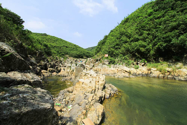 Suối Sheung Luk: Đây được mệnh danh là thác nước đẹp nhất Hồng Kông. Leo xuống dưới những tảng đá là tới 2 thác nước tuyệt vời, chảy xuống một hồ bơi nước xanh ngọc bích mát lạnh. 
