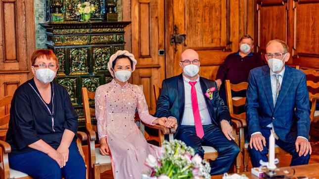 Đám cưới mùa dịch COVID-19 của Châu Nguyệt Minh cùng chồng.