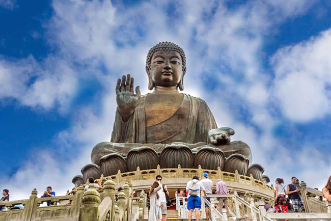 Đảo Lantau: Đây là một hòn đảo nhỏ biệt lập&nbsp;với&nbsp;phong cảnh yên bình nhất Hồng Kông, nổi tiếng với các địa điểm tôn giáo như tượng Phật Tian Tian uy nghiêm, tu viện Po Lin đầy màu sắc và con đường Trí tuệ thanh bình.
