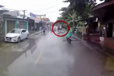 Clip: Tay cầm ô đạp xe vi vu trên phố, tài xế gặp họa tông xe tải