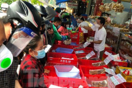 Người dân Sài Gòn xếp hàng nửa ngày chờ mua bánh trung thu
