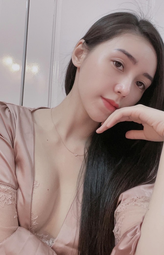 Ngoài ra, hot girl cũng đóng MV "Vợ người ta" của Phan Mạnh Quỳnh, "Gió mùa về "của Nguyễn Trần Trung Quân hay "Không phải em đúng không" của Dương Hoàng Yến.
