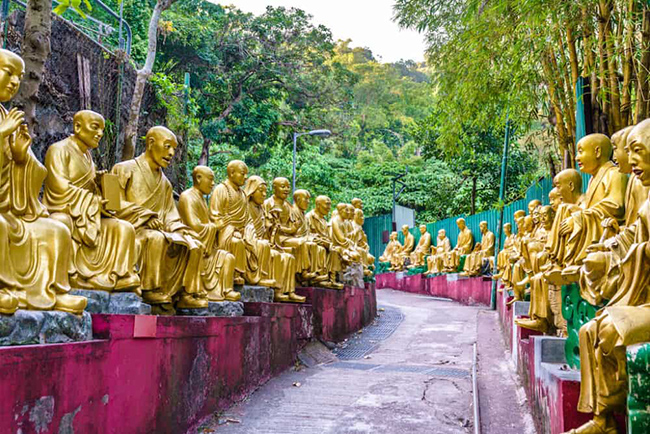 Tu viện Vạn Phật: Tu viện Vạn Phật được xây dựng vào những năm 1950 và có những ngôi đền, gian hàng và những bức tượng Phật sẽ xuất hiện dọc đường đi khi bạn leo lên 430 bậc thang để đến khu chùa trên đỉnh núi.
