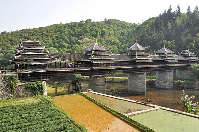 Cầu Mưa Gió là công trình kiến trúc thể hiện trí tuệ và công sức rất lớn của người tộc Đồng.
