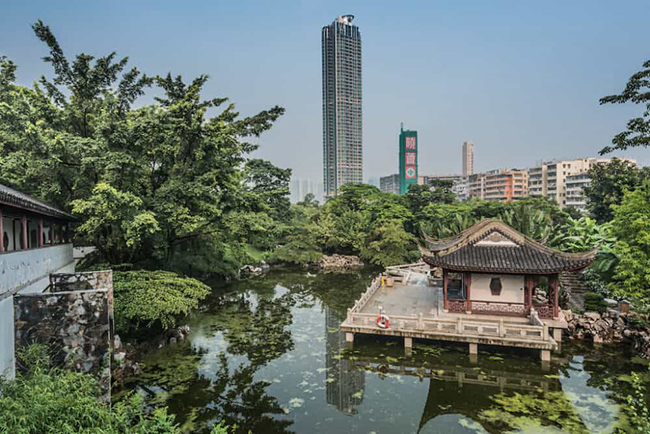 Công viên thành phố Kowloon Walled: Vừa thú vị vừa đẹp mắt, công viên&nbsp;Kowloon Walled là một ốc đảo trong thành phố với khu vườn được chăm sóc cẩn thận, những đình viện đẹp như tranh vẽ và hồ nước yên tĩnh.
