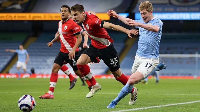 Không dễ để Southampton (áo đỏ trắng) ngăn cản bước tiến của Man City