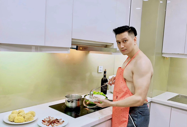 Việt Anh đăng ảnh cởi trần, mặc tạp dề vào bếp
