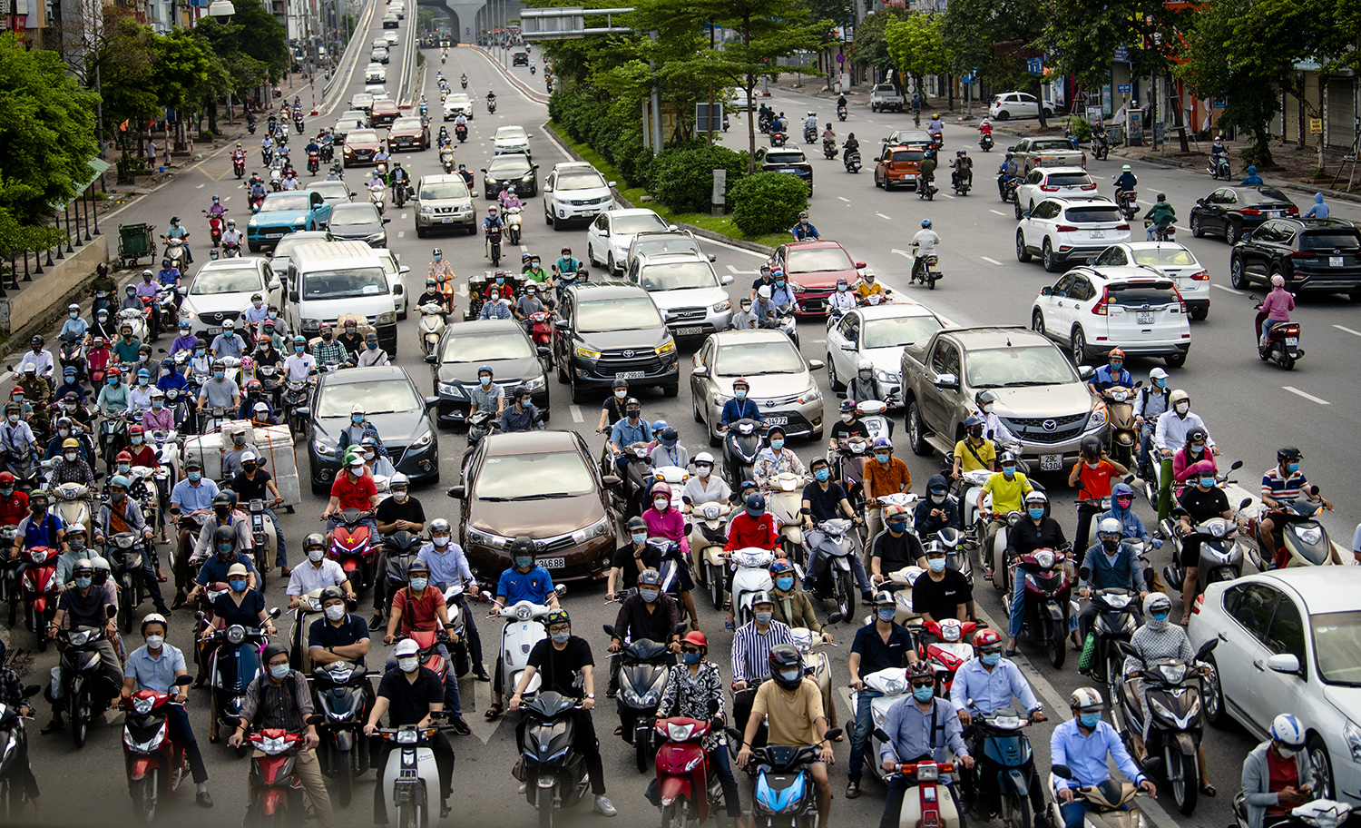 Đường phố Hà Nội nhộn nhịp trở lại sau khi nới lỏng giãn cách tại nhiều quận, huyện - 1