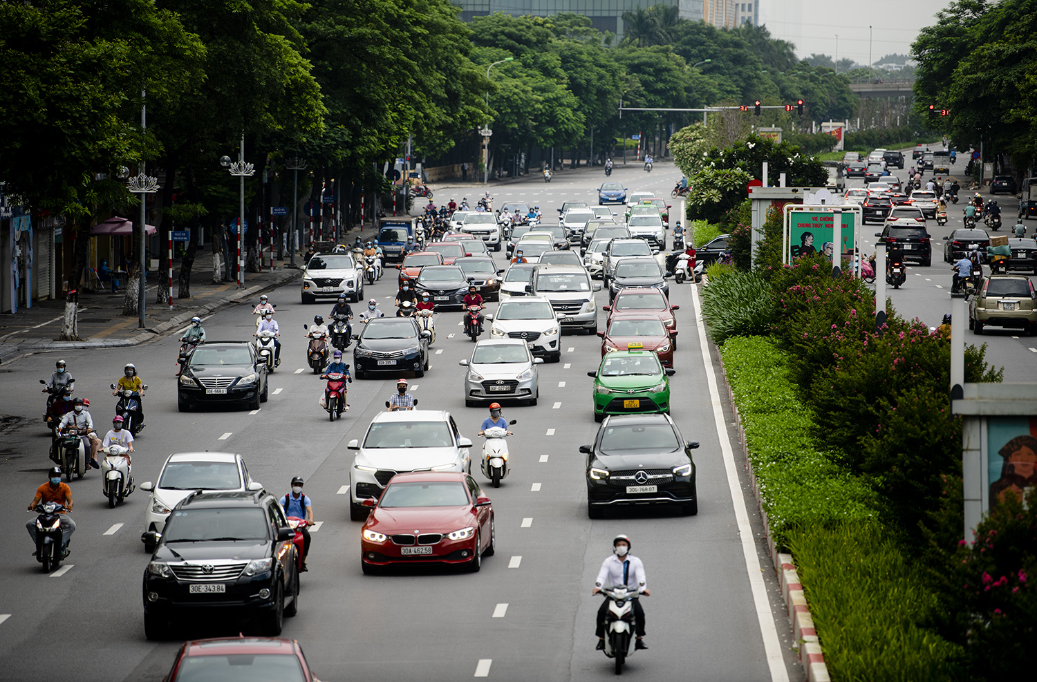 Đường phố Hà Nội nhộn nhịp trở lại sau khi nới lỏng giãn cách tại nhiều quận, huyện - 10