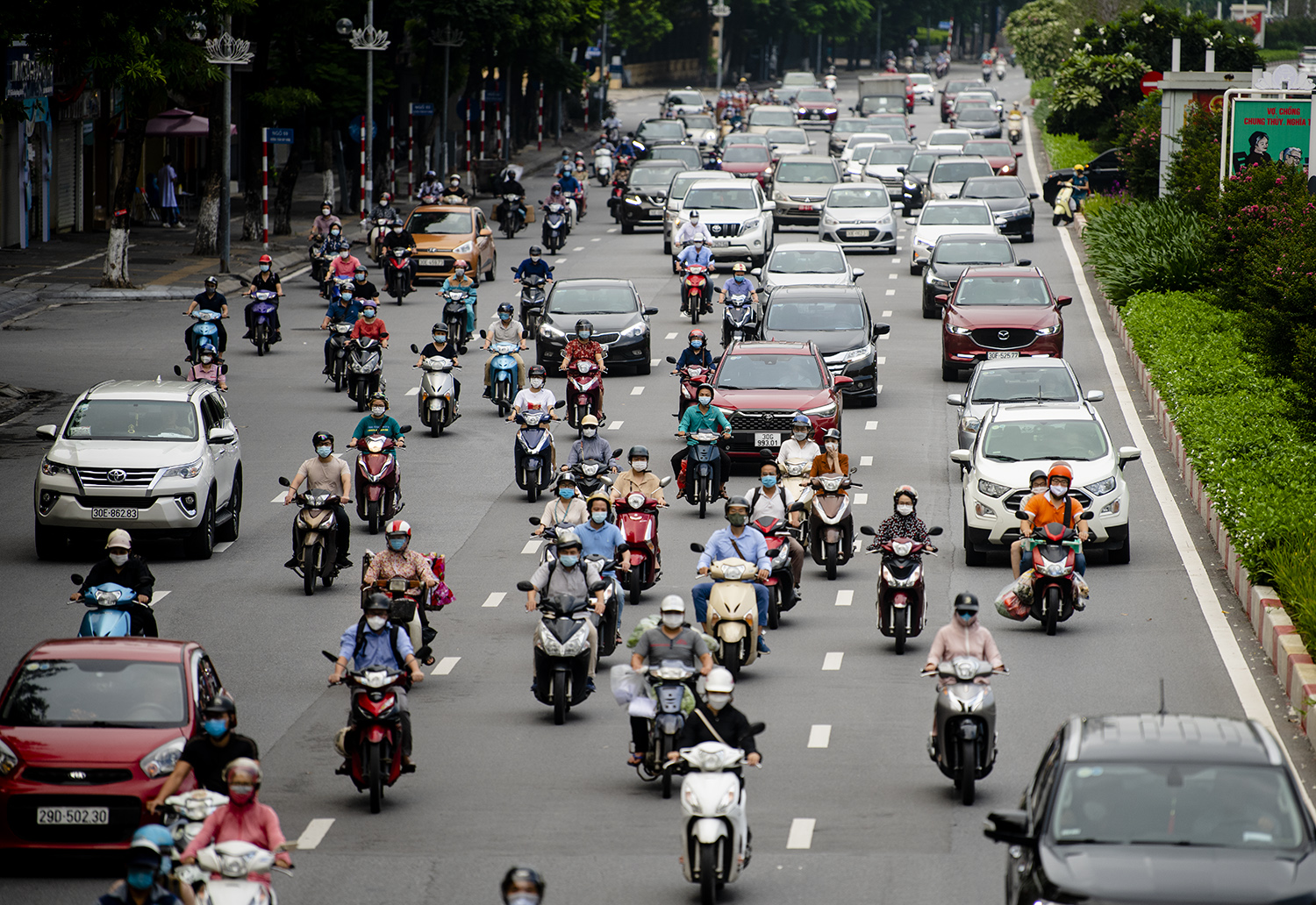 Đầu giờ sáng nay, giao thông trên đường Trần Duy Hưng khá nhộn nhịp trên cả hai chiều.