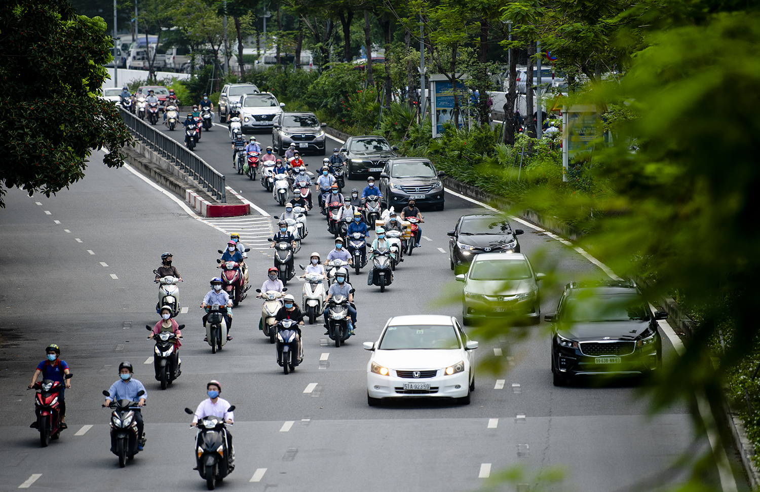 Hầm chui Kim Liên hướng Đại Cồ Việt qua Xã Đàn cũng khá đông đúc phương tiện.