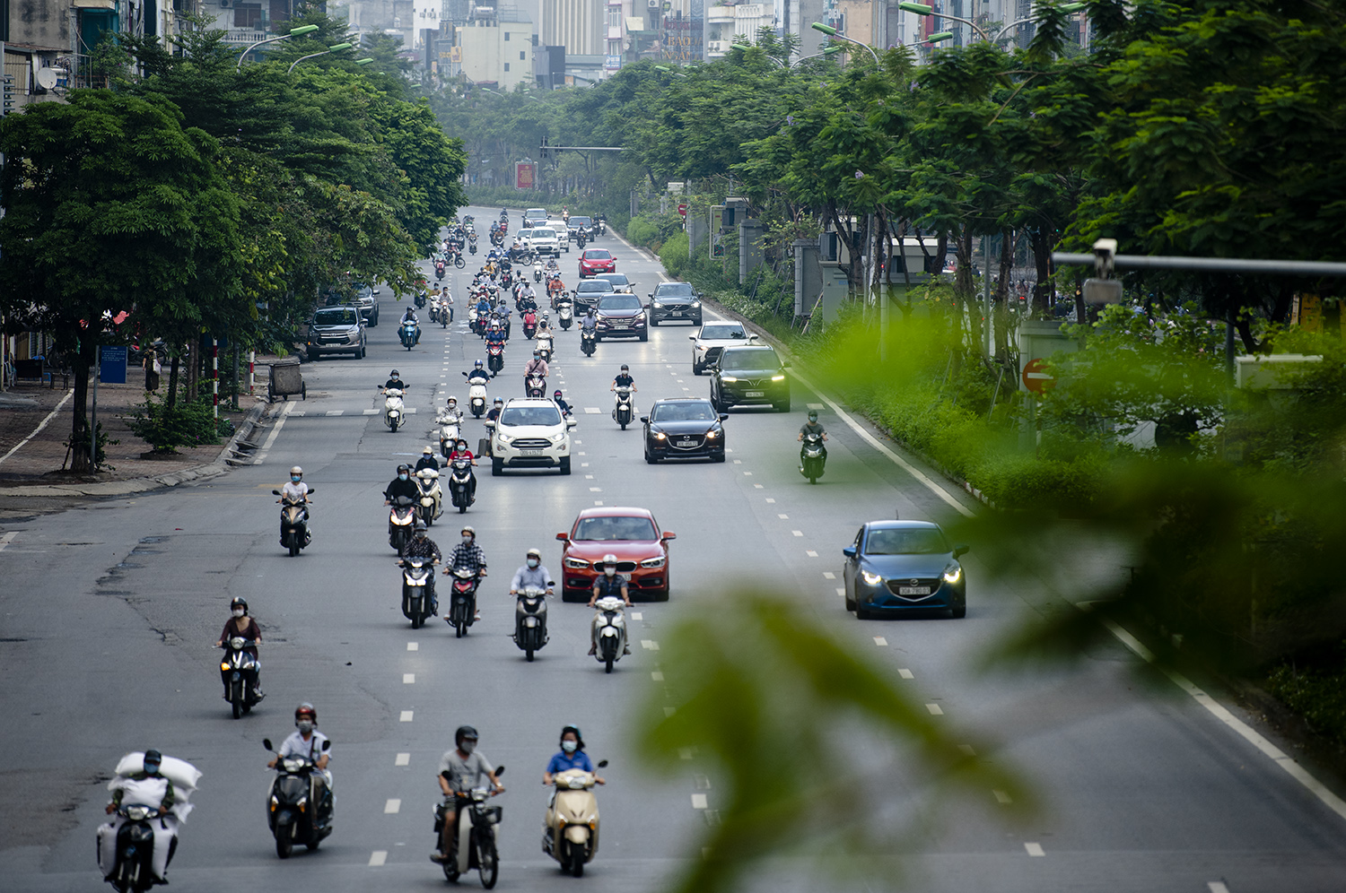 Tại đường Xã Đàn, lưu lượng phương tiện bắt đầu tăng cao trở lại, cảnh thưa vắng người nay gần như không còn.