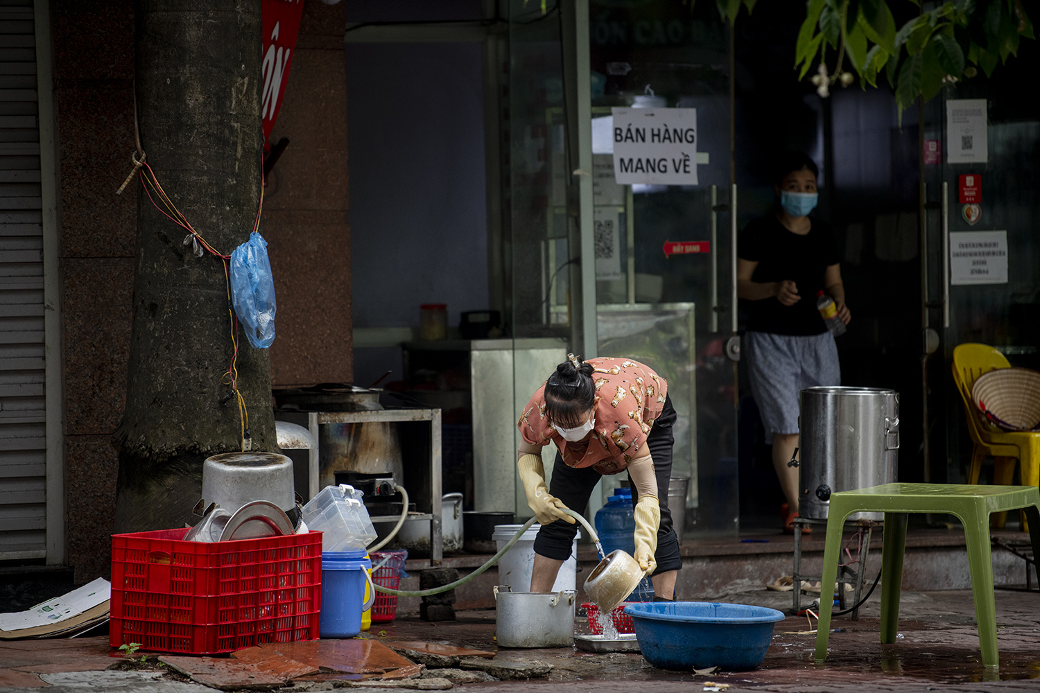 Sau khi Hà Nội quyết định nới lỏng hoạt động kinh doanh tại mội một số quận, huyện và tháo dỡ 39 chốt phân vùng chống dịch theo Chỉ thị 20, sáng hôm nay (17/9) đường phố Hà Nội nhộn nhịp hơn hẳn.