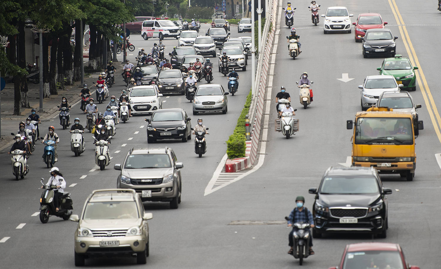 7h sáng, mật độ giao thông tăng hẳn, lượng người đổ ra đường trong thời gian buổi sáng hôm nay khá đông.